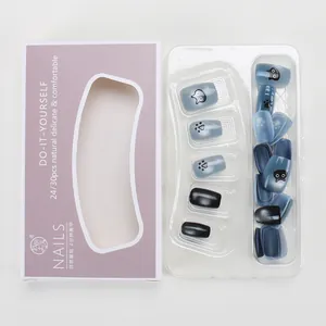 Détails des faux ongles œil-de-chat en bleu et noir avec des motifs de chatons mignons