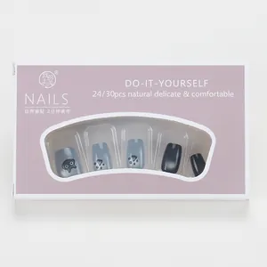 Vue détaillée de faux ongles œil-de-chat bleu foncé avec motifs de chats mignons