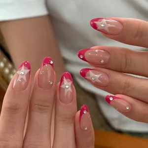 Unghie finte a mandorla French rosa acceso con stelle bianche e piccoli brillantini