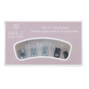 Faux ongles œil de chat bleus avec motifs de chats mignons et paillettes