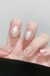 Détails macro des ongles œil de chat faits main avec motifs floraux et perles