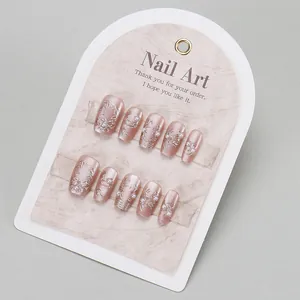 Set de faux ongles œil-de-chat rose avec relief d'orchidée argenté et perles chic