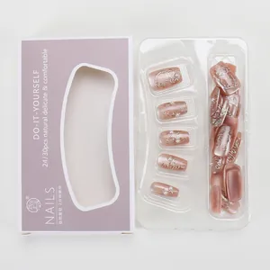 Détail de faux ongles œil-de-chat roses avec paillettes argentées et perles en coffret