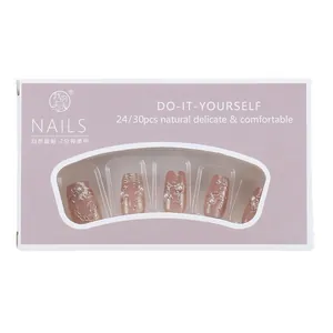 Faux ongles Cat Eye avec base nude, paillettes argentées et détails floraux 3D en perles