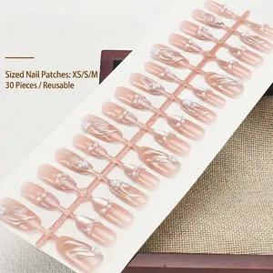Faux ongles faits main avec perles dégradé rose et motifs en relief doré