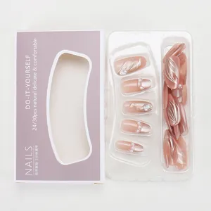 Détails de faux ongles rose cannelle avec perles et texture de feuilles argentées