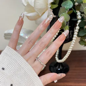 Faux ongles français rose nude avec perles blanches et textures argentées en relief