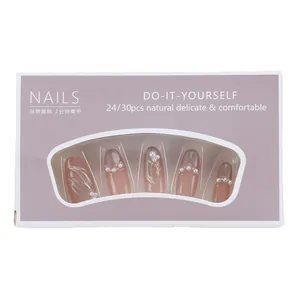 Faux ongles français avec perles blanches élégantes et lignes en relief en boîte