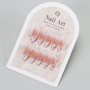 Faux ongles faits main avec dégradé rose et motifs de cœurs macaron colorés