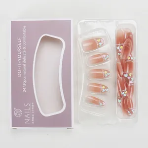 Faux ongles adhésifs avec dégradé rose cannelle et motifs de cœurs colorés en kit