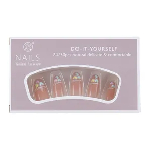 Faux ongles dégradés rose doux avec motifs de cœurs et détails de lignes blanches