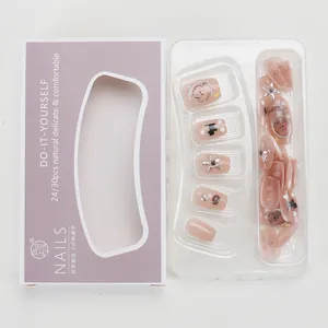 Dettagli di unghie finte rosa cat-eye con disegni di cuccioli e fiocchi fatti a mano