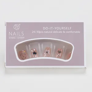 Dettaglio di unghie finte rosa con cucciolo dipinto a mano, stelle e perle applicate