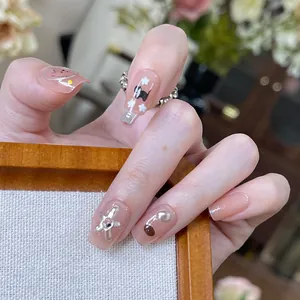 Unghie finte fatte a mano con motivi a gatto, perle e glitter in tonalità rosa