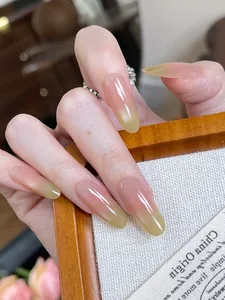 Detalle macro de uñas de almendra hechas a mano con degradado rosa a verde lima y acabado brillante