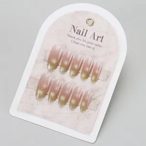 Uñas postizas almendradas con degradado rosa y verde y acabado perlado en tarjeta