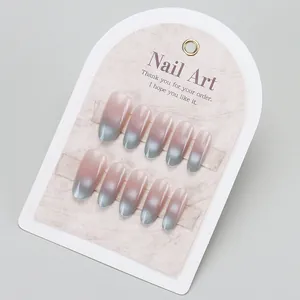 Handgefertigte Kunstnägel mit rosa-blauem Farbverlauf und Cat-Eye-Glitzereffekt