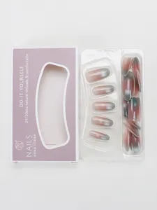 Detailliertes Set aus Glitzer Katzenaugen-Farbverlauf Nägeln in lila Verpackung