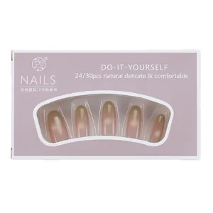 Uñas postizas French ombre en rosa nude con degradado brillante y efecto ojo de gato