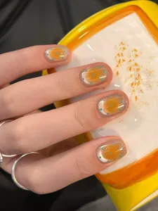 Vue détaillée des ongles faits main avec effet œil de chat et pois peints sur dégradé