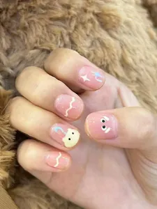 Détails de faux ongles gel rose avec oursons mignons et motifs d'étoiles style Y2K