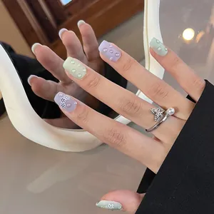 Uñas postizas cortas con patrones florales macaron y detalles de perlas 3D