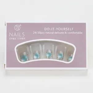 Détails de faux ongles oeil-de-chat bleus à pois orange dans un emballage violet chic