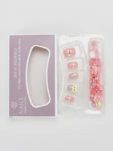 Détail d'un kit de faux ongles rose dessin animé avec miroir et boîte à fenêtre