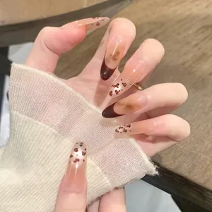 Faux ongles imprimé léopard français avec forme amande longue et dégradé ambré brun