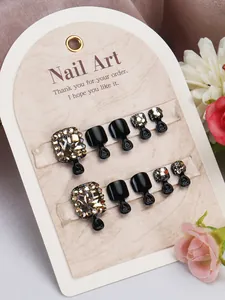 Détail de faux ongles de pieds noirs faits main avec des strass étincelants et brillants