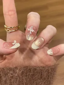 Détail d'ongles rose œil de chat avec nœuds blancs 3D et décorations de lignes argentées
