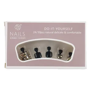 Faux ongles noirs élégants pour pieds avec strass dorés et accents de paillettes