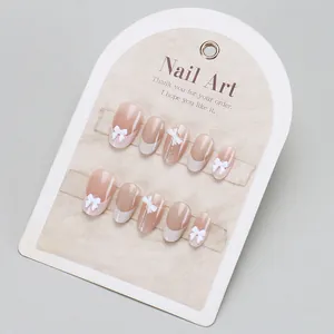 Détails de faux ongles faits main avec nœuds 3D et élégantes pointes French cat-eye