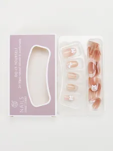 Détails de faux ongles rose nude avec nœuds blancs 3D et effet œil de chat