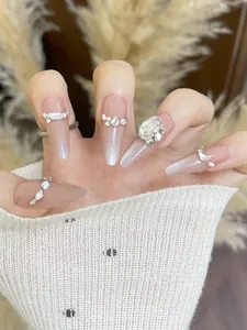 Vue détaillée de faux ongles œil de chat dégradés avec strass étincelants et bijoux dorés