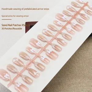 Faux ongles faits main œil de chat rose nude avec nœuds 3D blancs et paillettes