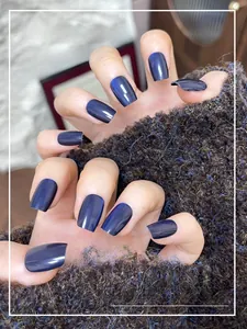 Détails des faux ongles amovibles bleu marine œil-de-chat avec finition scintillante