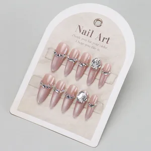 Faux ongles amande dégradé rose œil de chat avec strass brillants et cristaux