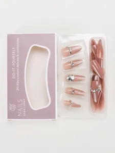 Détails d'ongles cat eye roses avec strass présentés dans un élégant coffret cadeau