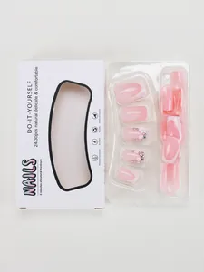 Détails de faux ongles French roses avec motifs floraux blancs et strass brillants