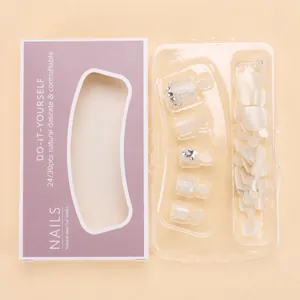 Uñas postizas para pies blanco perla con purpurina y cristales en caja morada