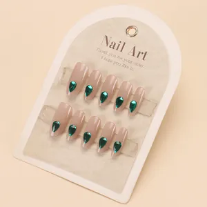 Unghie finte fatte a mano rosa nude con cristalli a goccia verde smeraldo, set da 10 pezzi
