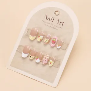 Set unghie finte con orsetto fragola e fiocco con motivo a scacchi francese
