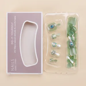 Lichtgroene cat-eye plaknagels voor tenen met glinsterende steentjes en pailletten