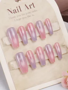 Detailopname van lange ballerina nagels met roze en paars kattenoog verloop effect