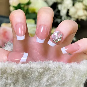 Uñas postizas French hechas a mano con bordes blancos y brillantes de corazón rosa
