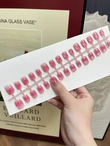 Rosa Katzenaugen-Farbverlauf Drucknägel-Set mit 24 Stück auf transparentem Halter
