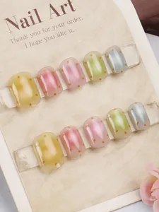 Détails de faux ongles faits main œil de chat macaron avec pois sur carte de présentation