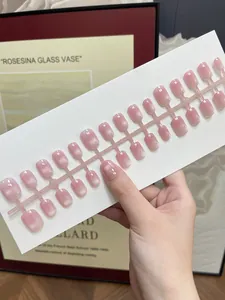 Vue détaillée de faux ongles effet œil de chat dégradé rose en plusieurs tailles
