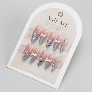Handgemaakte kunstnagels met roze-blauw verloop, panterprint en strikjes decor